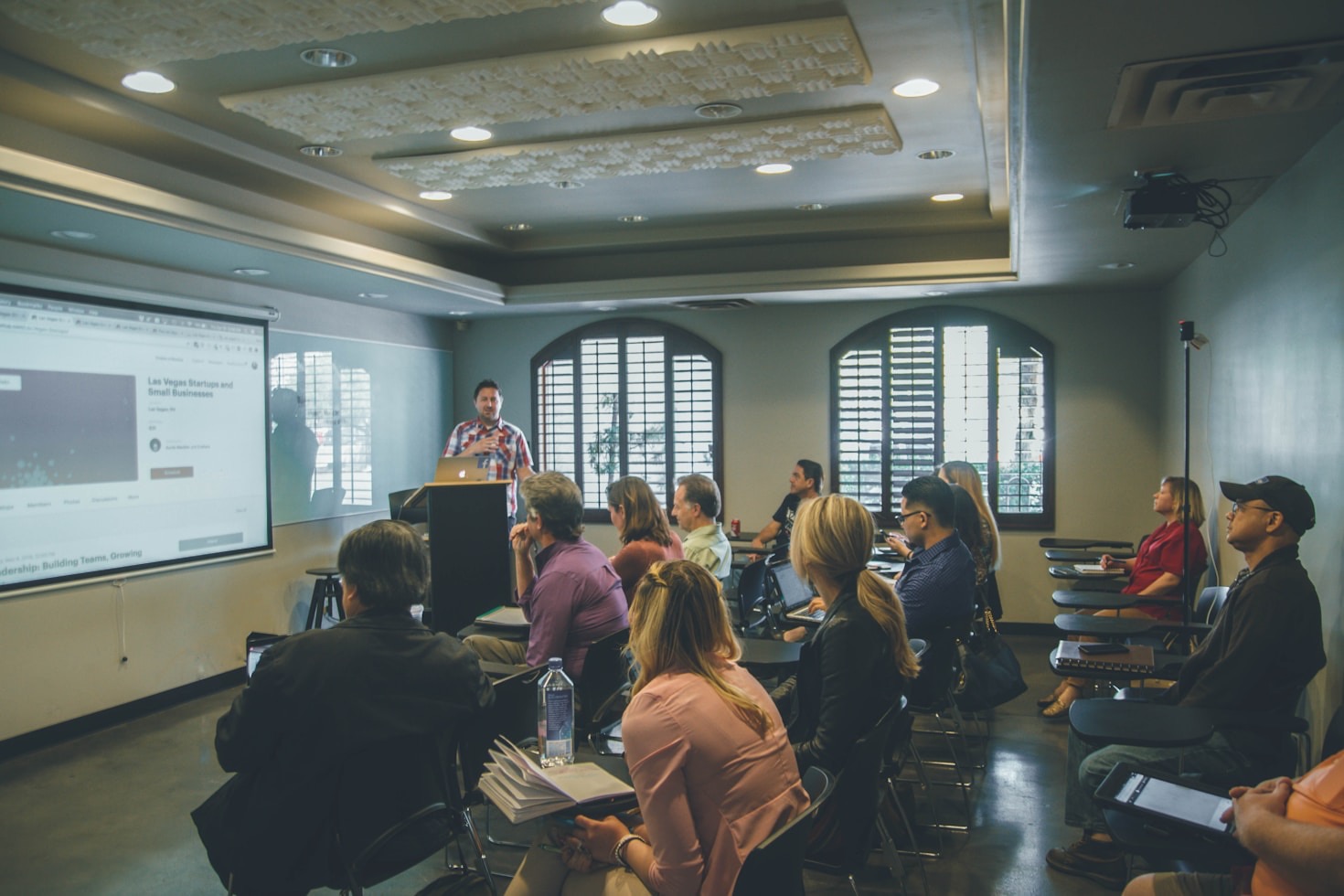Enhancing Peer Collaboration Through Smart Classroom Displays
